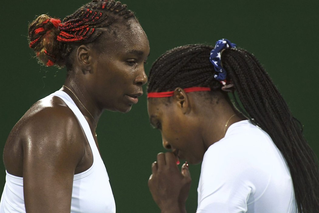 Serena a Venus Williamsovy v utkání proti Lucii Šafářové a Barboře Strýcové