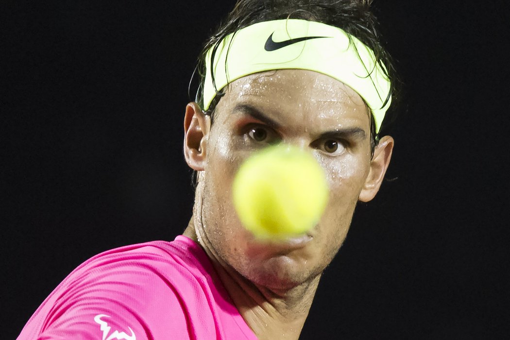Španěl Rafael Nadal bojoval v Riu o postup do čtvrt na čtyři ráno. Na pořadatele byl hodně naštvaný.
