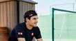 Roger Federer předvádí první tenisové boty firmy On, do níž se zapojil i jako investor