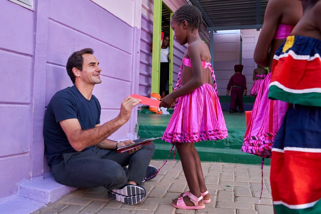 Roger Federer před exhibicí v Kapském Městě navštívil v rámci podpory své nadace i Namibii