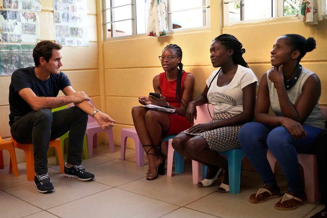 Roger Federer podporuje vzdělávání dětí v Africe pomocí své nadace, na snímku je na návštěvě školy v Namibii