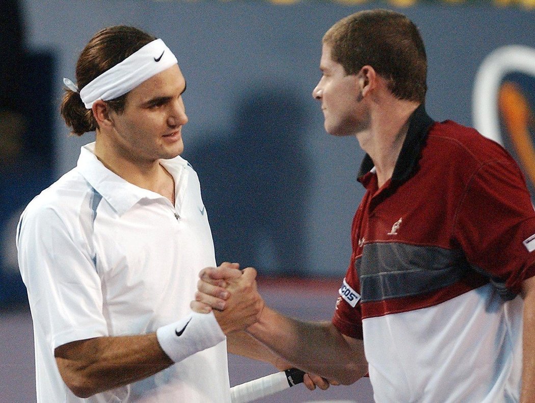 Jiří Novák si podává ruku s Rogerem Federerem na Masters v Šanghaji v roce 2002