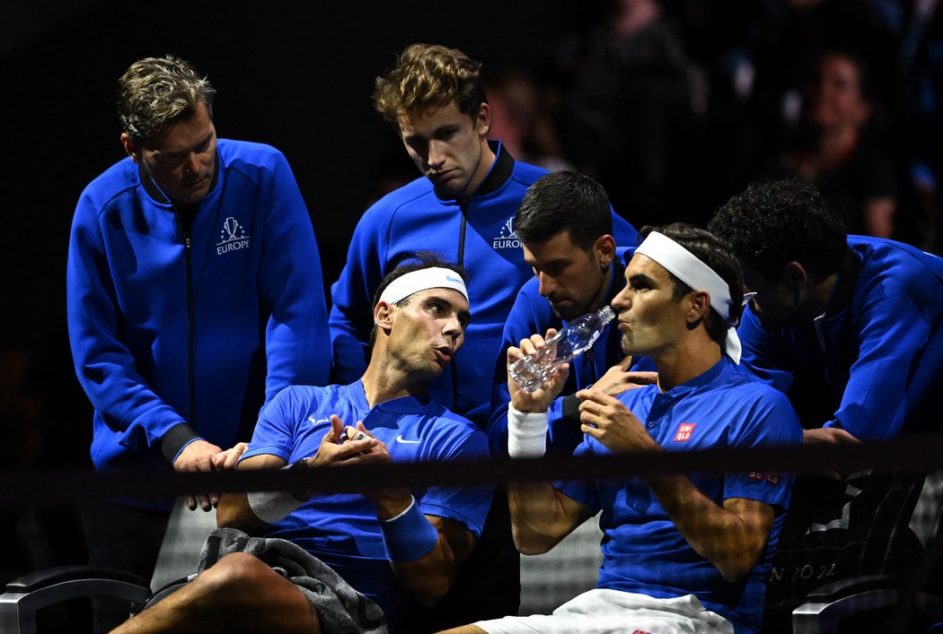 Roger Federer se svým rivalem, kolegou a posledním parťákem Rafaelem Nadalem