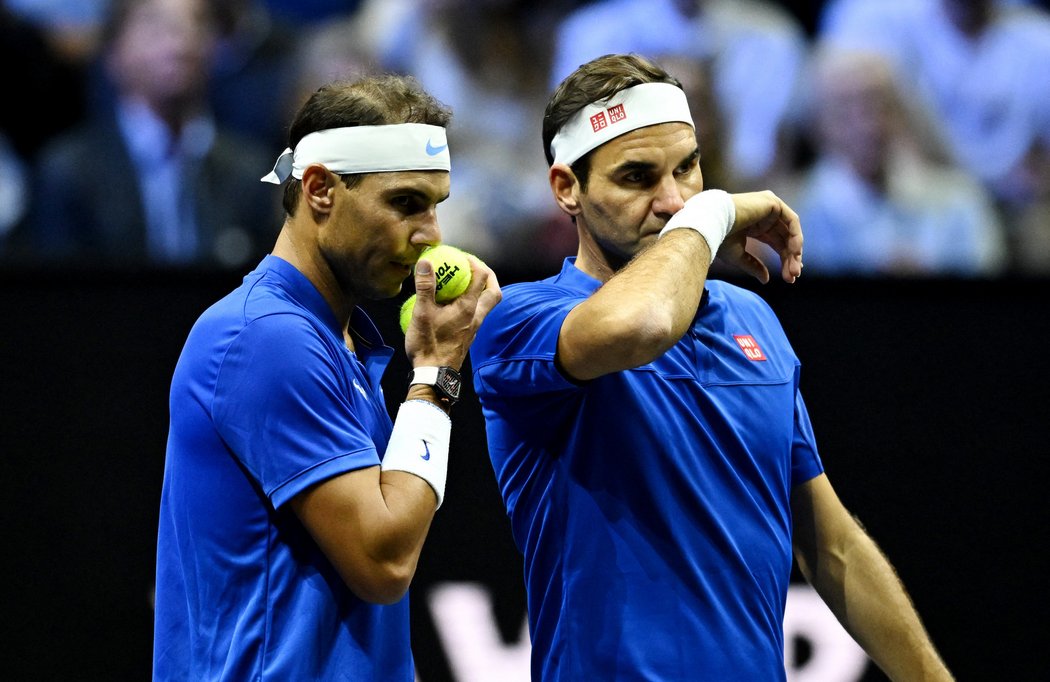 Roger Federer se svým rivalem, kolegou a posledním parťákem Rafaelem Nadalem