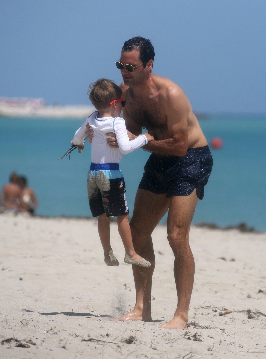 Roger Federer se svými ratolestmi na pláži