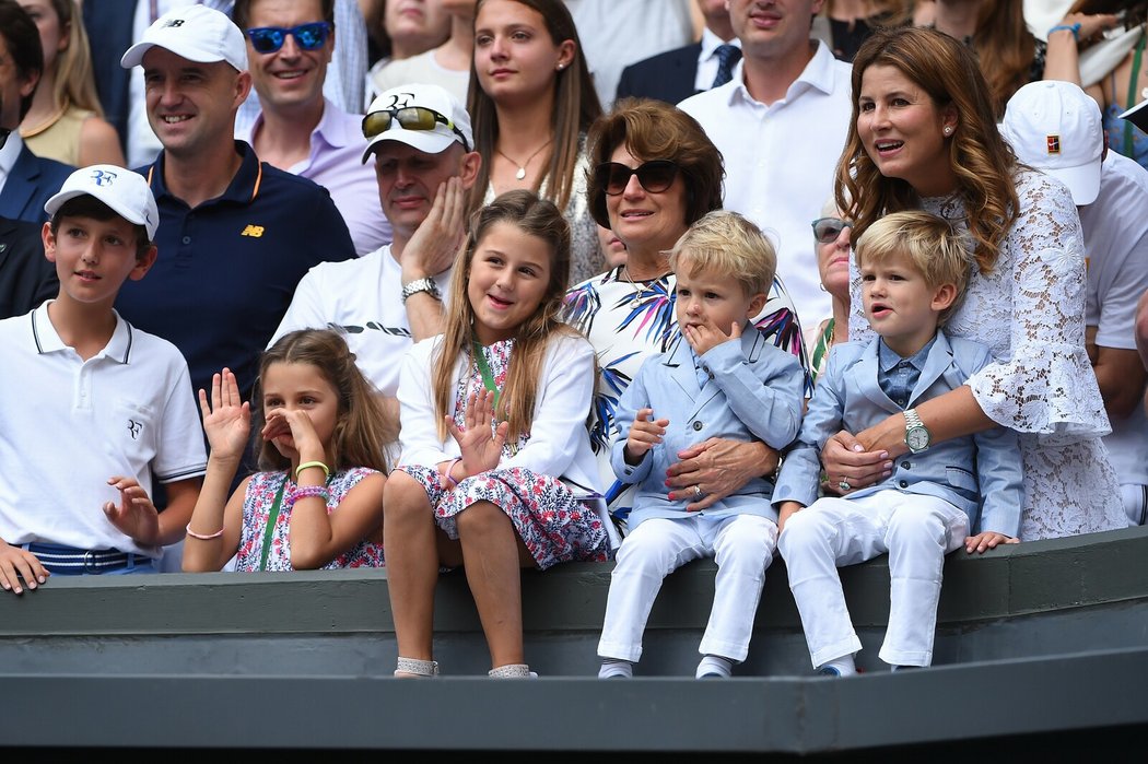 Mirka Federerová a všechny čtyři děti, které mají s Rogerem