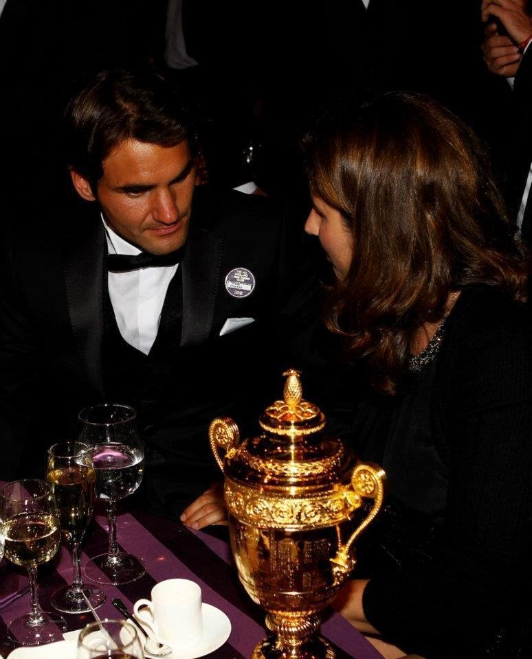 Wimbledonský šampion Roger Federer se svojí ženou Mirkou a slavným pohárem