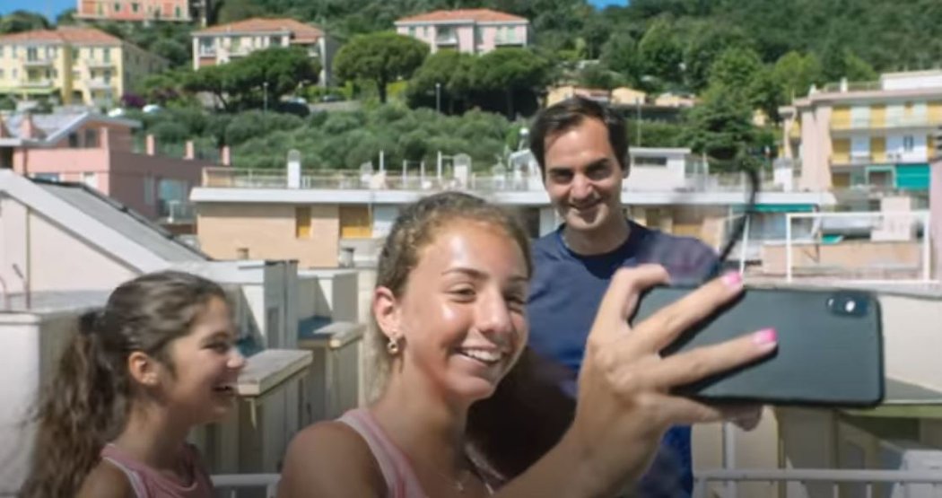 Roger Federer překvapil mladé tenistky. Zahrál si s nimi na střeše, pozval je na oběd a došlo i na dárek