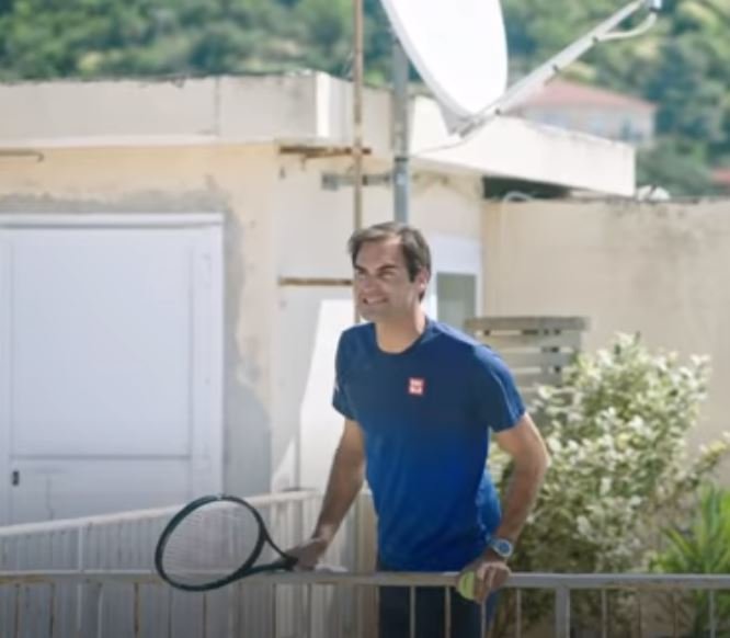 Roger Federer překvapil mladé tenistky. Zahrál si s nimi na střeše, pozval je na oběd a došlo i na dárek