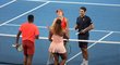 V australském Perthu došlo na nevídaný duel, v němž se proti sobě postavily dvě legendy tenisu. Roger Federer byl v zápase proti Sereně Williamsové tím úspěšnějším.
