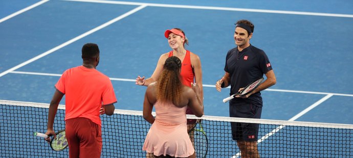 V australském Perthu došlo na nevídaný duel, v němž se proti sobě postavily dvě legendy tenisu. Roger Federer byl v zápase proti Sereně Williamsové tím úspěšnějším.