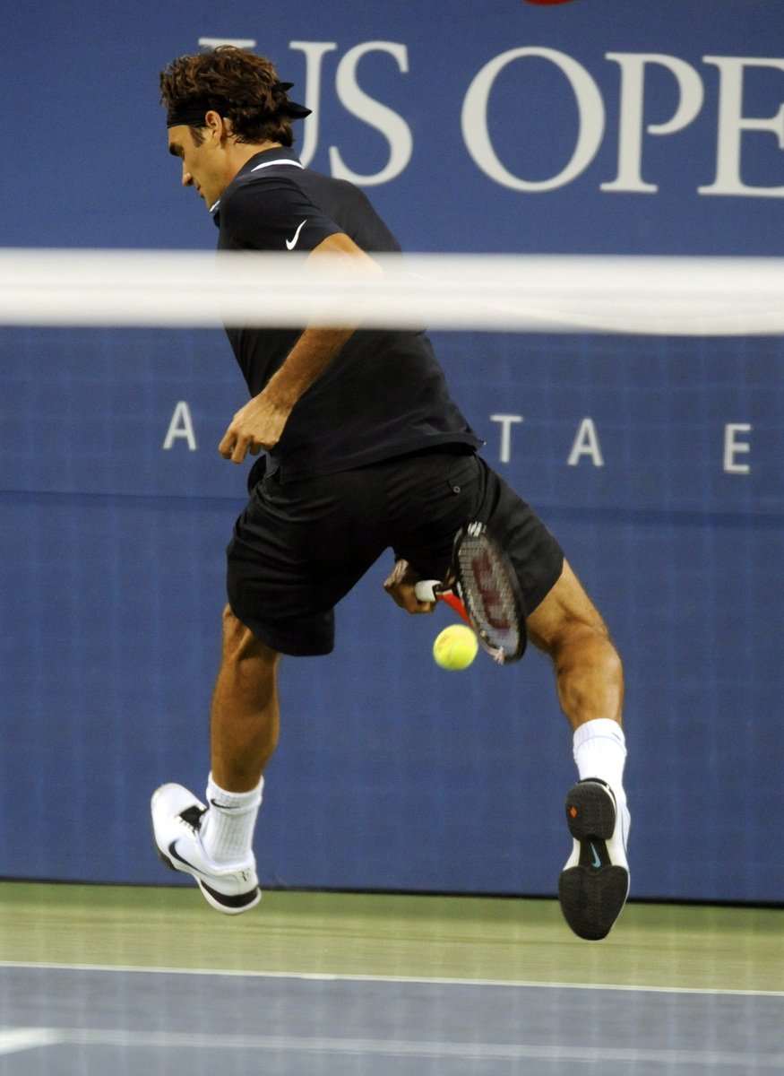 Úžasný úder Rogera Federera na US Open, švýcarský fenomén už podruhé dokázal soupeře znemožnit ranou mezi nohama zády ke kurtu.