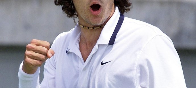 Mladíček Roger Federer se raduje z výhry nad Slovákem Krošlákem ve druhém kole Australian Open v roce 2000