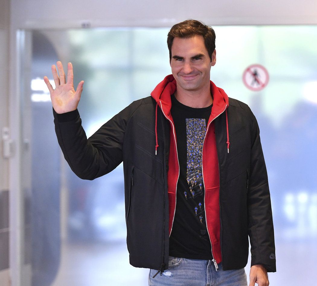 Roger Federer zdraví fanoušky po příletu do Prahy