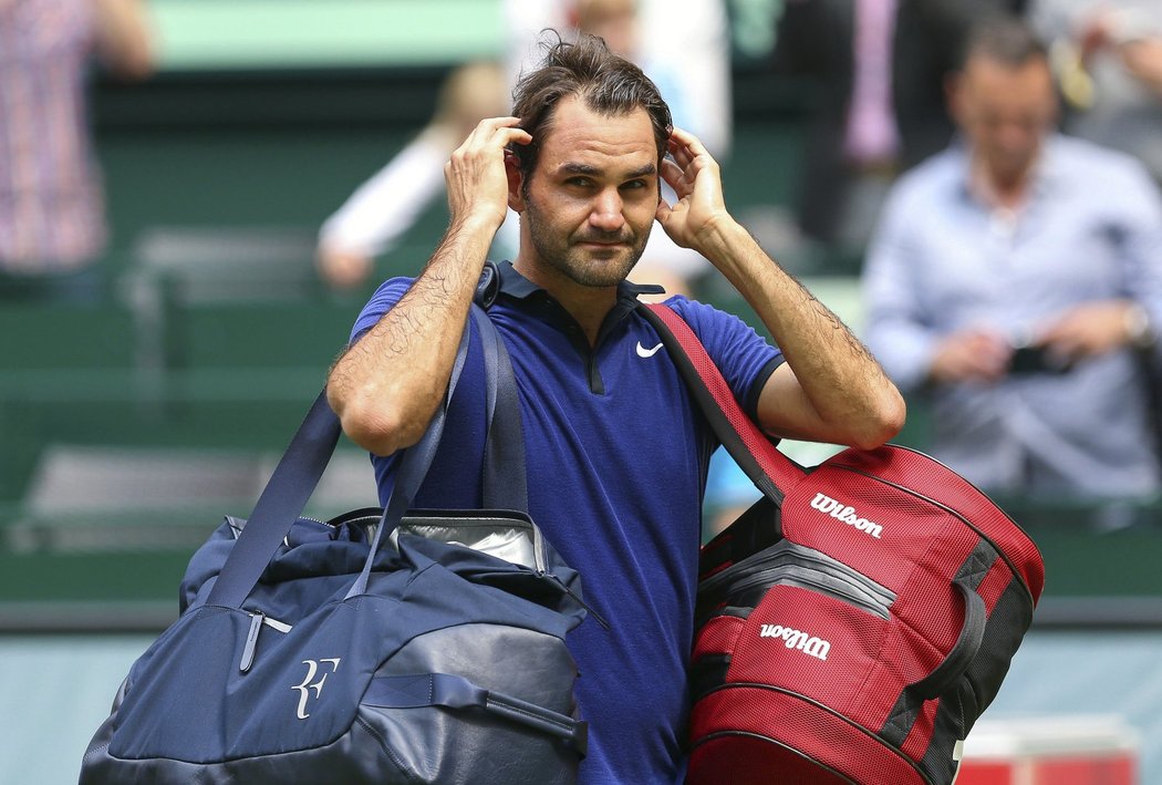 Roger Federer zklamaně opouští dvorec