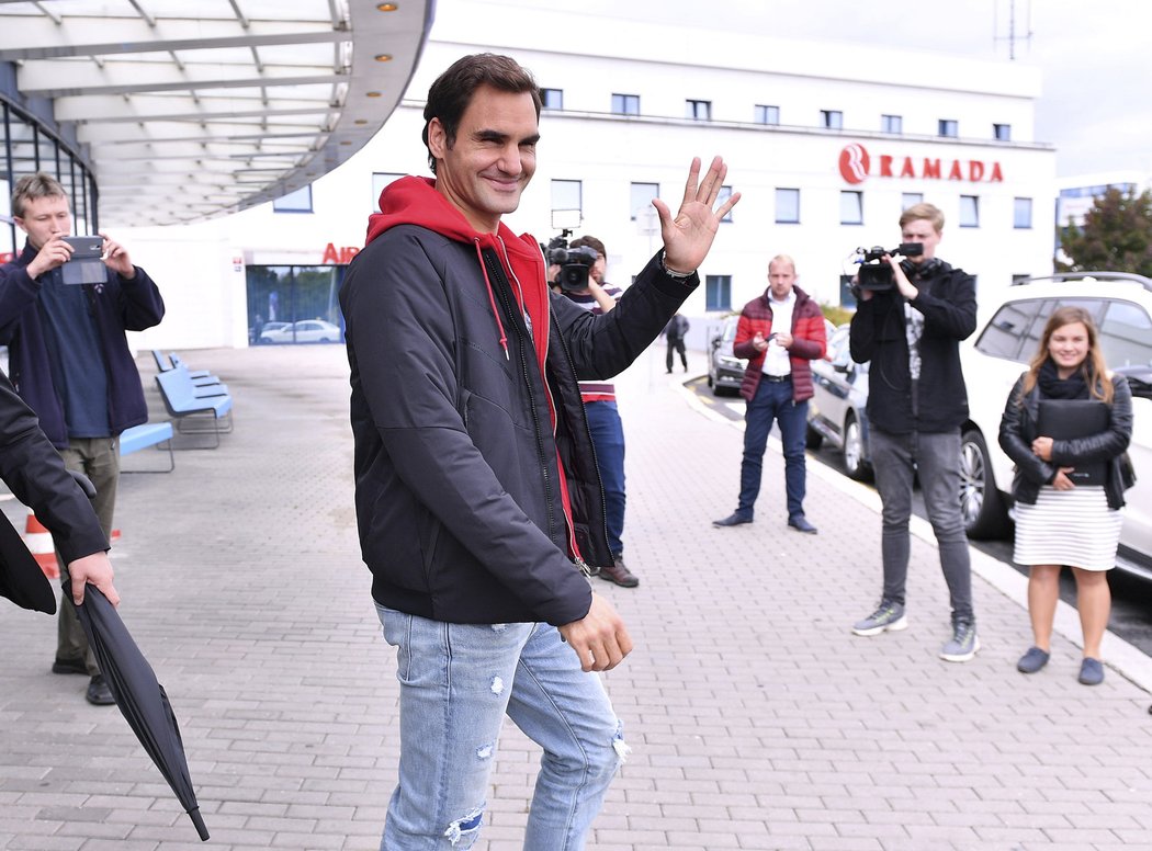 Roger Federer mává nadšeným fanouškům