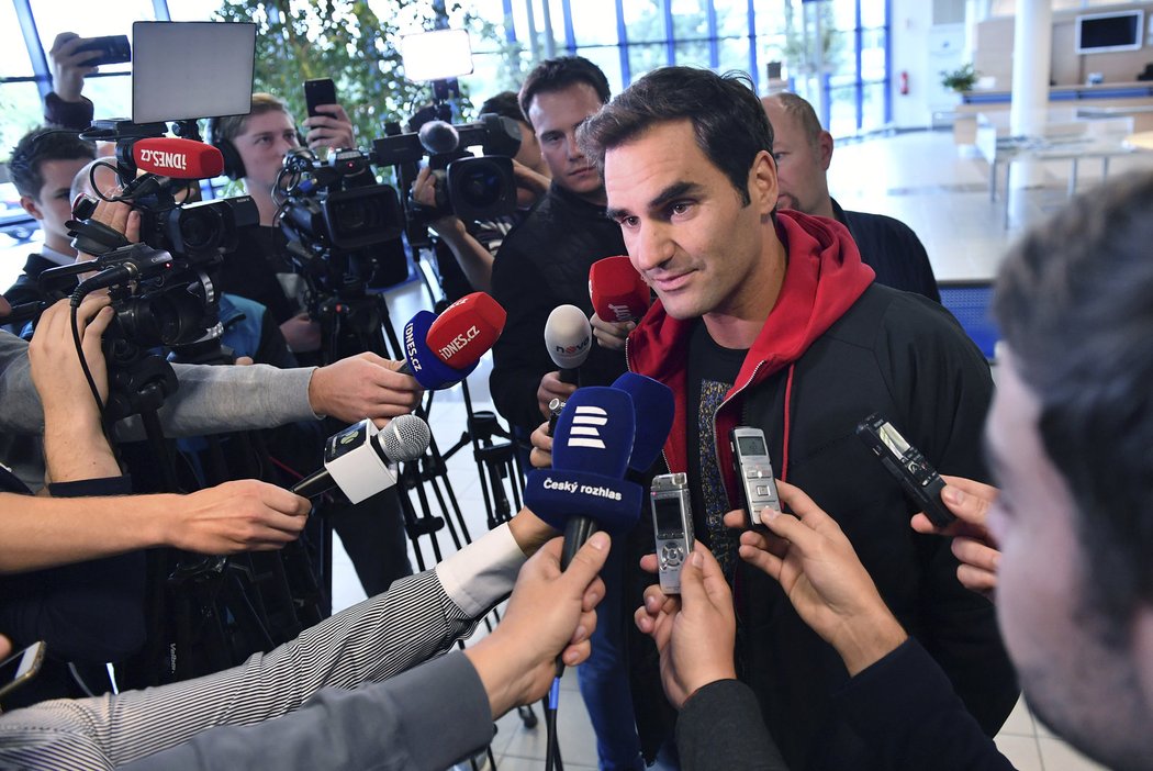 Roger Federer odpovídá na otázky novinářů