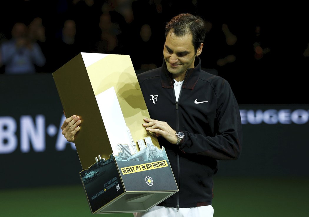 Roger Federer dostal památeční trofej jako nejstarší světová jednička