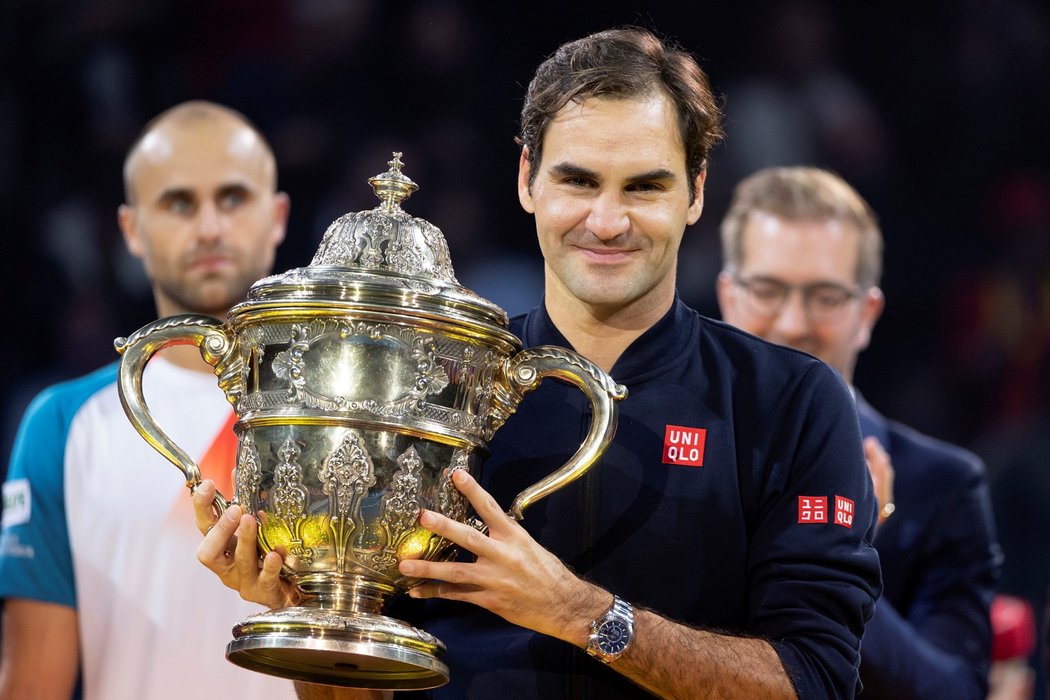 Roger Federer se v Basileji dočkal 99. trofeje v kariéře. Magická stovka je nyní na dosah, ke všemu se Švýcar přiblížil rekordu Jimmyho Connorse