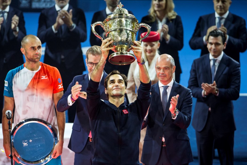 Roger Federer se v Basileji dočkal 99. trofeje v kariéře. Magická stovka je nyní na dosah, ke všemu se Švýcar přiblížil rekordu Jimmyho Connorse