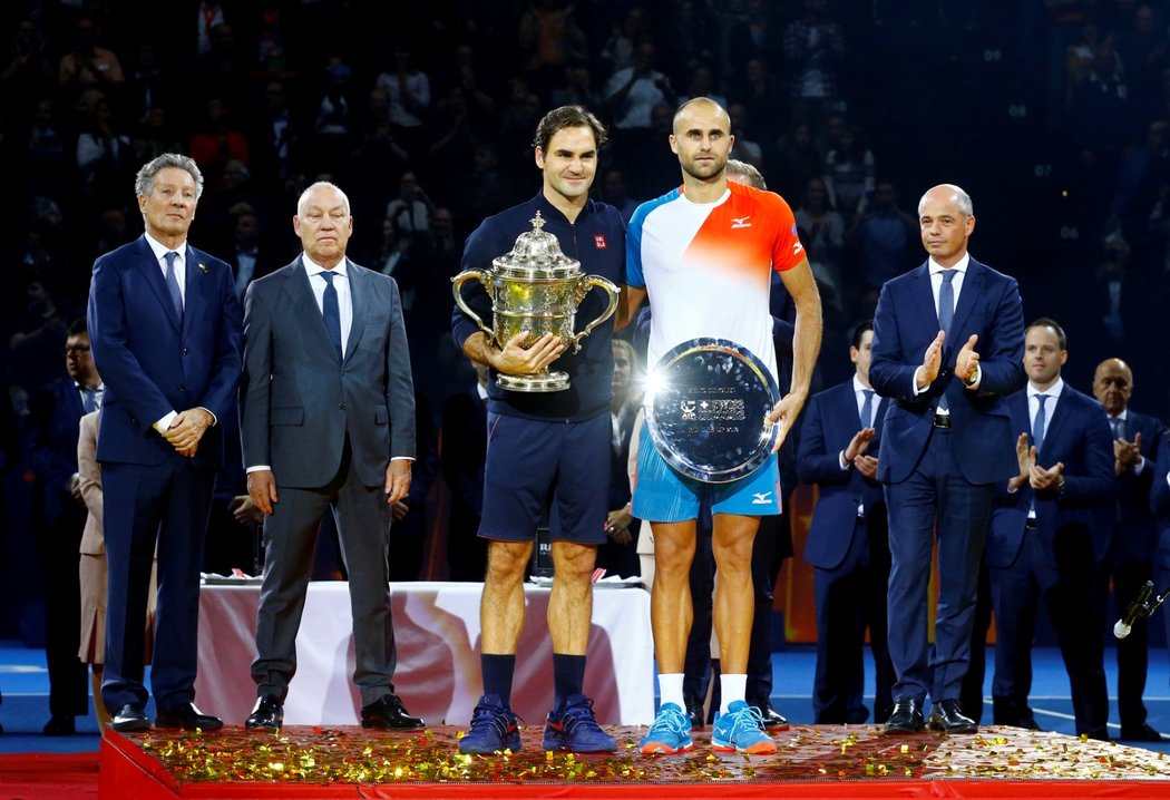 Roger Federer se v Basileji dočkal 99. trofeje v kariéře. Magická stovka je nyní na dosah, ke všemu se Švýcar přiblížil rekordu Jimmyho Connorse