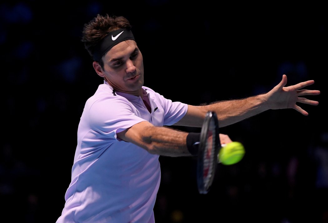 Roger Federer nehraje, přesto zůstává mezi elitní desítkou