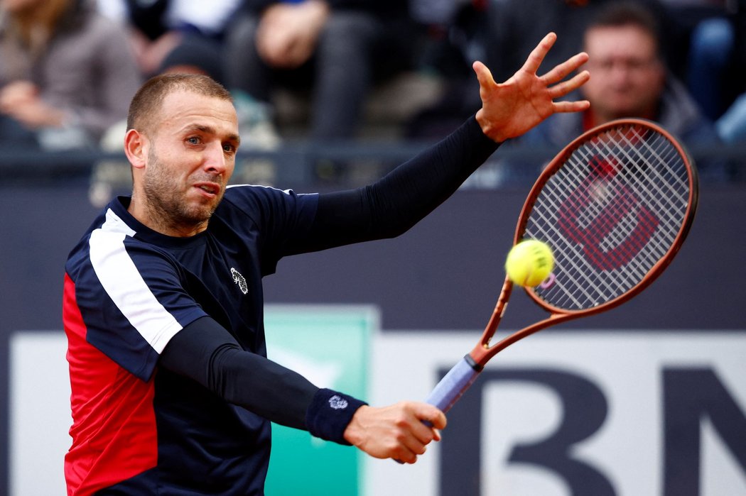 Brit Dan Evans rovněž nebyl s míčky spokojen