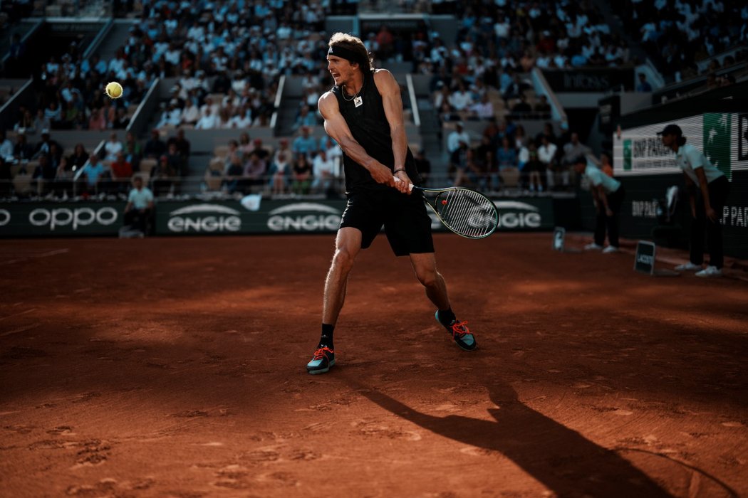 Alexander Zverev během úderu