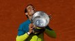 Rafael Nadal s trofejí pro vítěze Roland Garros