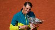 Rafael Nadal s trofejí pro vítěze Roland Garros