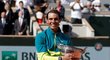 Rafael Nadal s trofejí z milovaného Roland Garros