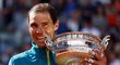 Rafael Nadal s trofejí z milovaného Roland Garros