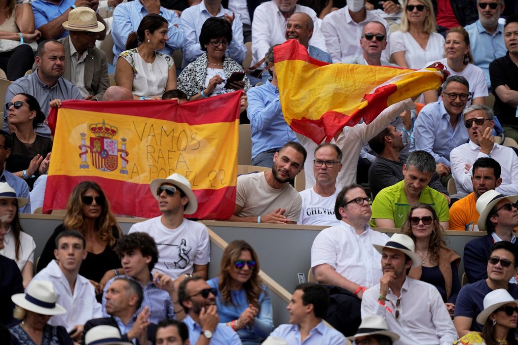 Španělští fanoušci v hledišti podporující Rafu Nadala