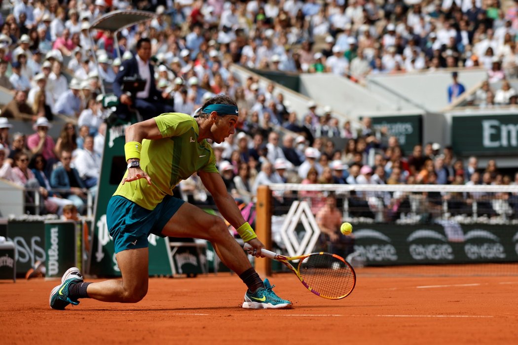 Bojovník Rafael Nadal se natahuje po míčku