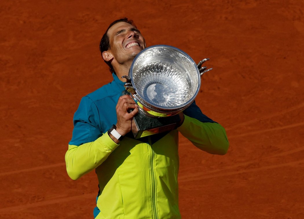 Rafael Nadal po vítězství na French Open. Bude se stejně radovat i po konci Wimbledonu?