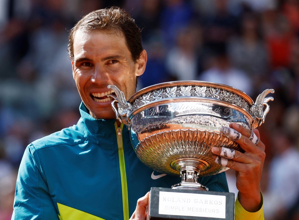 Rafael Nadal po vítězství na French Open. Bude se stejně radovat i po konci Wimbledonu?