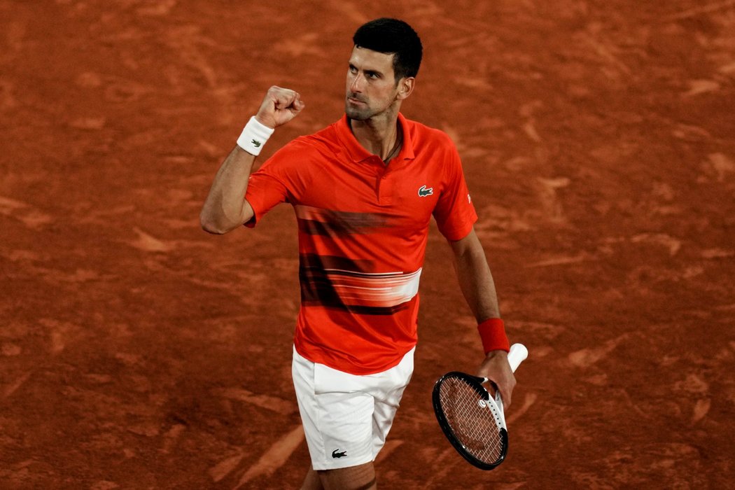 Novak Djokovič oslavuje zisk míčku