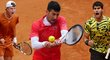 Novak Djokovič je posledním tenistou z velké trojky, který startuje na Roland Garros 2023. Čeká se útok od mladších hráčů, jako jsou Holger Rune (vlevo) či Carlos Alcaraz (vpravo)