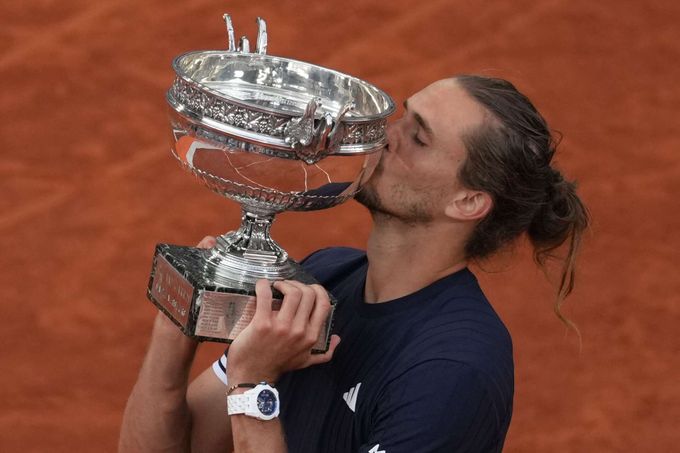 Zverev slaví triumf na Roland Garros! Premiérový grandslam získal po pětisetové bitvě Zverev slaví triumf na Roland Garros! Premiérový grandslam získal po pětisetové bitvě
