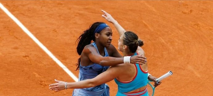 Tenistky Aryna Sabalenková a Coco Gauffová po finále Roland Garros