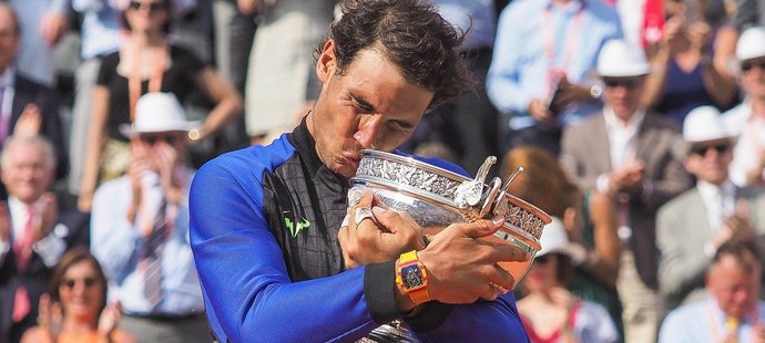 Rafael Nadal si vychutnává okamžiky s pohárem pro šampiona French Open 2017. V Paříži získal už svůj desátý triumf.