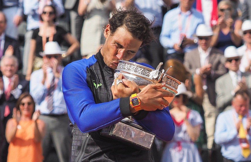 Rafael Nadal si vychutnává okamžiky s pohárem pro šampiona French Open 2017. V Paříži získal už svůj desátý triumf.