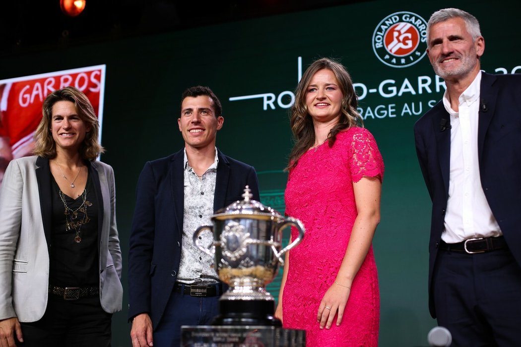 Ředitelka Roland Garros Amélie Mauresmová, Quentin Fillon Maillet, Barbora Krečíková a prezident francouzské tenisové federace Gilles Moretton na losování letošního ročníku...