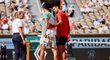 Carlos Alcaraz se v semifinále proti Novaku Djokovičovi trápil se zraněním