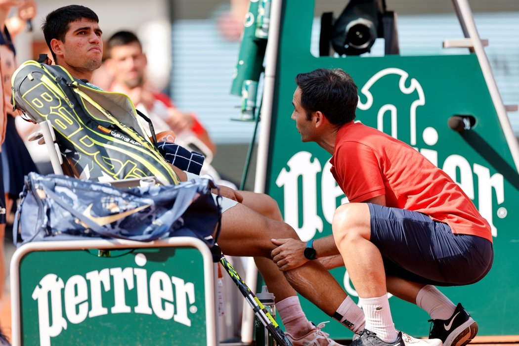Carlos Alcaraz se v semifinále proti Novaku Djokovičovi trápil se zraněním