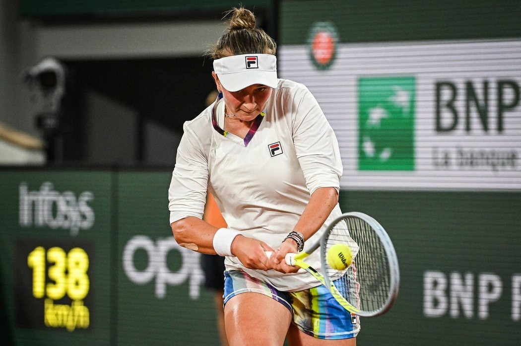 Barbora Krejčíková v novém outfitu v první kole Roland Garros