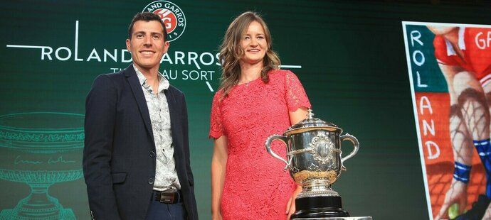 Barbora Krejčíková a francouzský biatlonista Quentin Fillon Maillet při losovacím ceremoniálu Roland Garros 2022