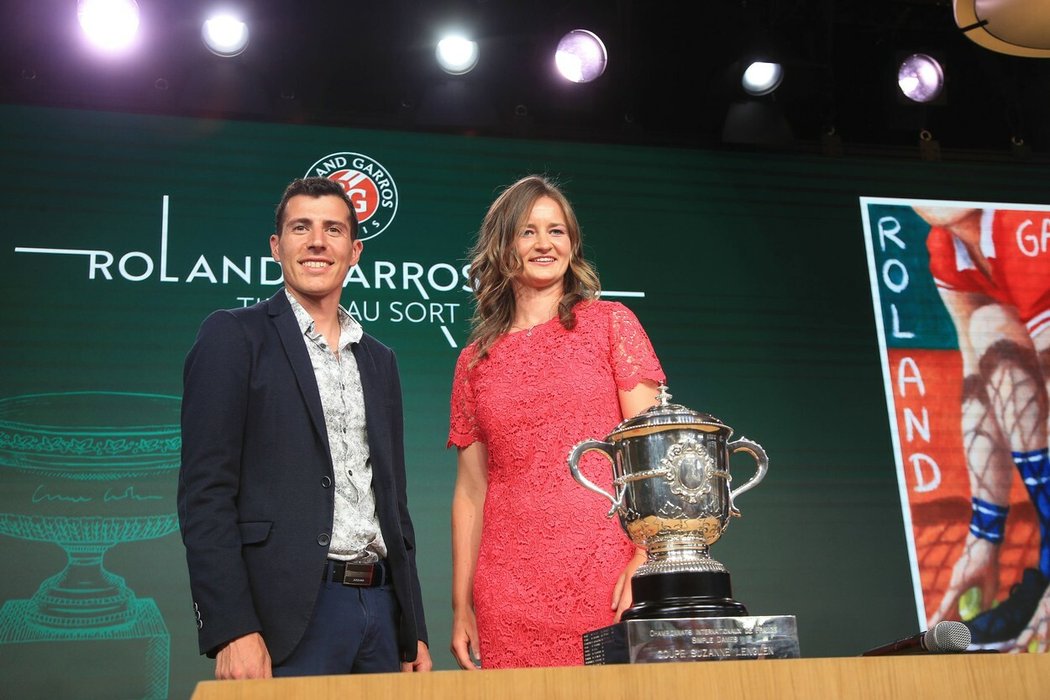 Barbora Krejčíková a francouzský biatlonista Quentin Fillon Maillet při losovacím ceremoniálu Roland Garros 2022