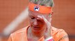 Vyčerpaná Kiki Bertensová v utkání na French Open proti Saře Erraniové
