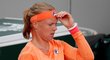 Vyčerpaná Kiki Bertensová v utkání na French Open proti Saře Erraniové